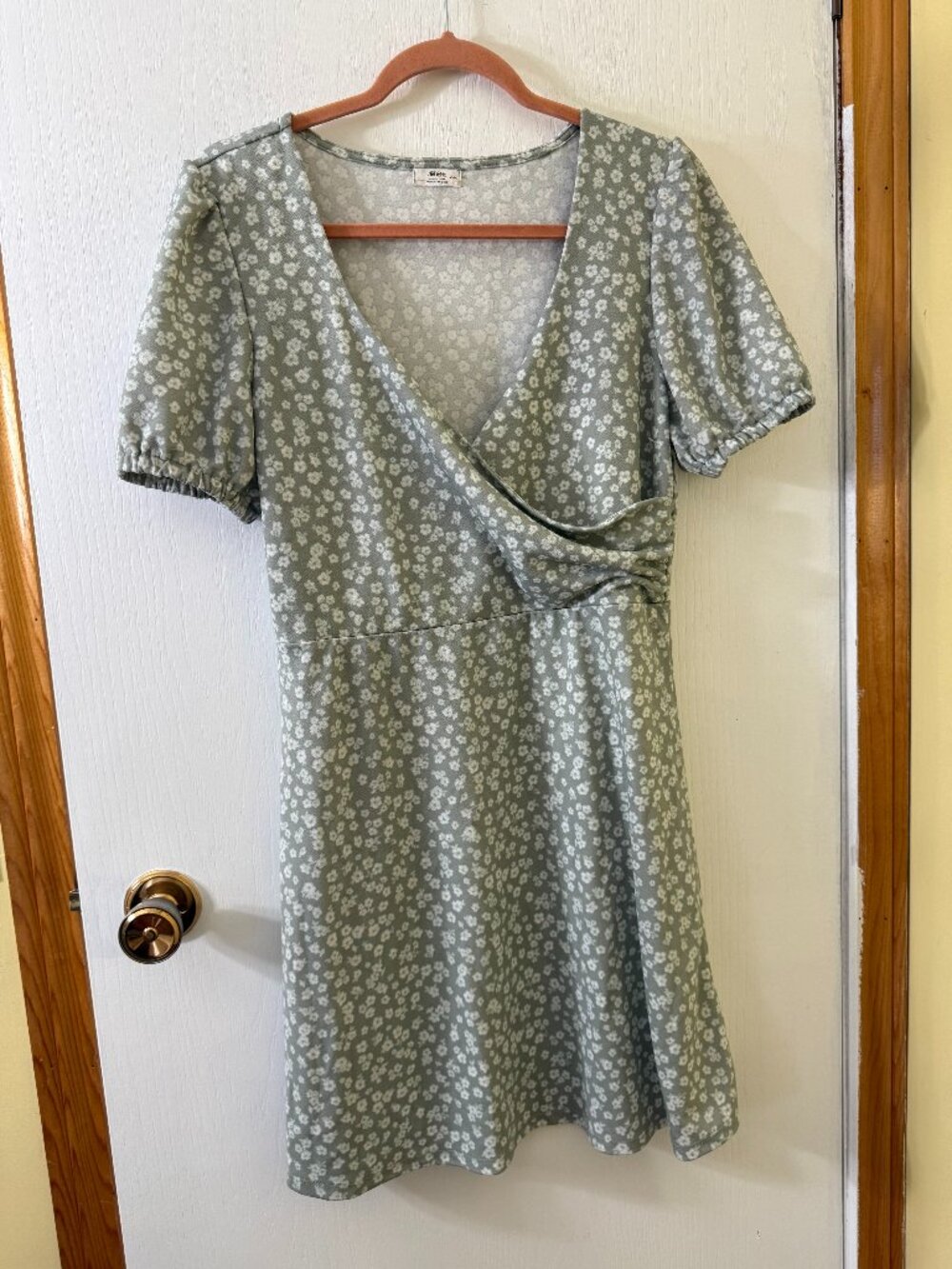 🌷 2/15 Ardene Sage Green Floral Faux Wrap Mini Dress Size XL - Picture 2 of 4
